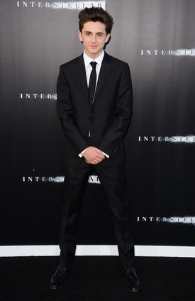 Talán már el is felejtetted, de az Interstellar című filmben is szerepelt. A film bemutatójára elegáns, fekete öltönyben érkezett. (2014)