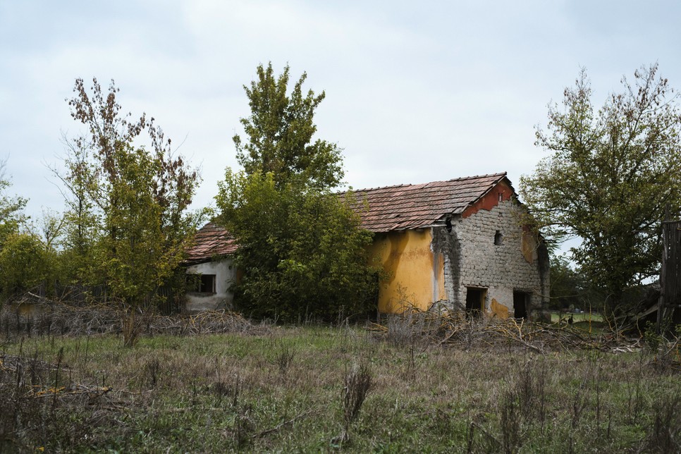 Sokan inkább elmennek a városokba dolgozni egy kiszámíthatóbb munkahelyre, biztos fizetségért, így a térség is egyre jobban elnéptelenedik.