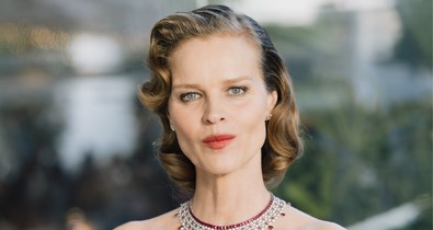 Eva Herzigova a világ legegyszerűbb menyasszonyi ruhájában ment férjhez, mégis káprázatosan nézett ki