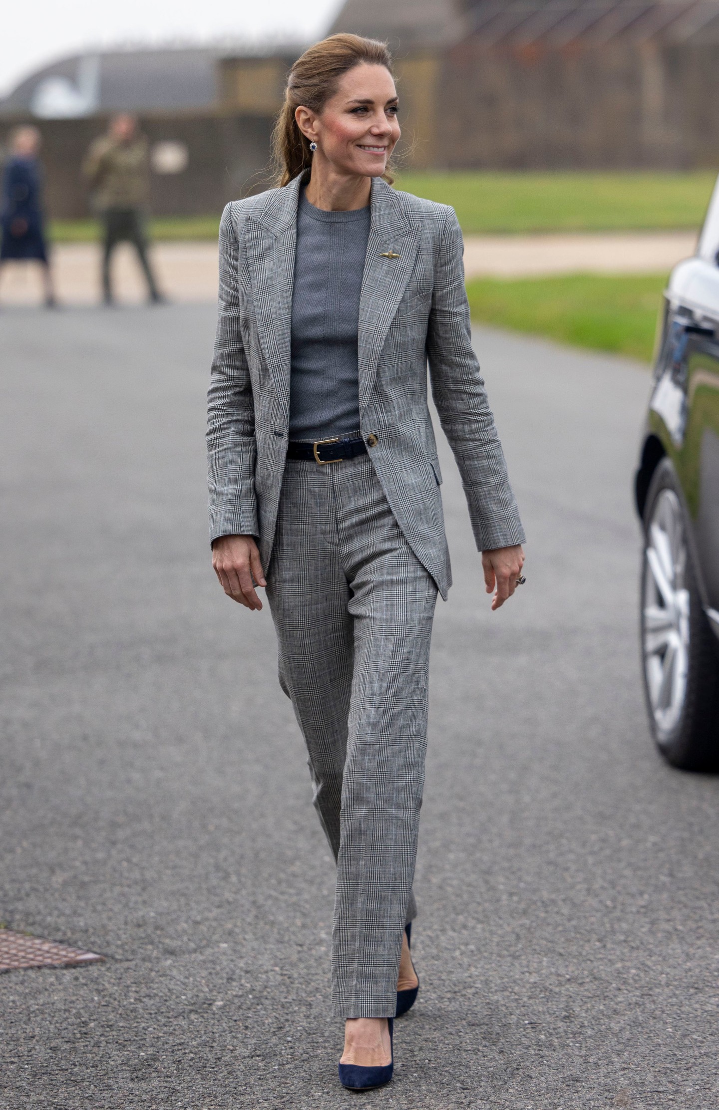 Katalin hercegné a hivatalos elfoglaltságain gyakran visel nadrágkosztümöket, melyekből egyszerre sugárzik a modernitás és a visszafogott elegancia. Ebben a szezonban azonban nem ingekkel egészítette ki őket, hanem egyszerű, kerek nyakú, kötött felsőkkel, amelyek tökéletesen megfelelnek a „kényelmes sikk” trendjének.  