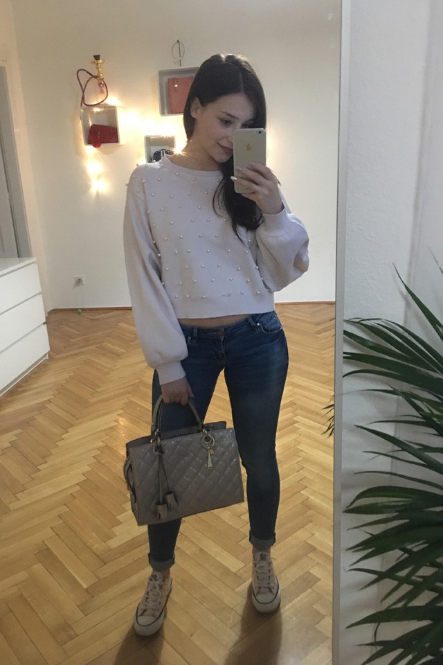 Vissza a pulcsikhoz, Karola ma erre szavaz