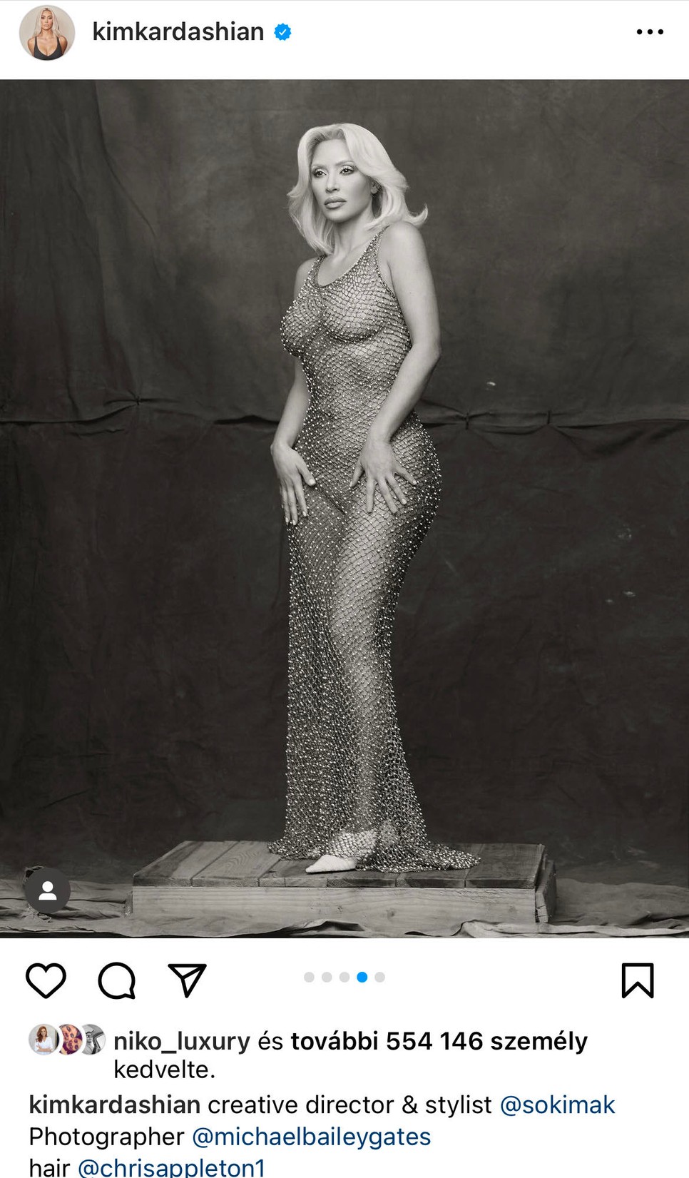 Kim Kardashian álomszép ebben a meztelenruhában