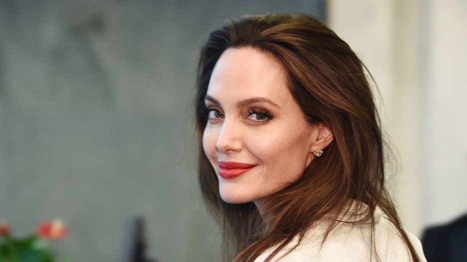 Angelina Jolie talpig fehérben érkezett Washingtonba