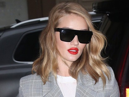 Rosie Huntington-Whiteley is odavan az övtáskákért, ezzel a szuper darabbal dobta fel a szettjét