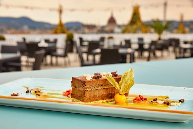 Sosem hallottál erről a bárról, pedig az egyik legszebb panoráma fogad a helyen