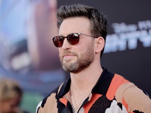 Chris Evans elkelt! – Ismerd meg a nőt, aki elrabolta Amerika Kapitány szívét