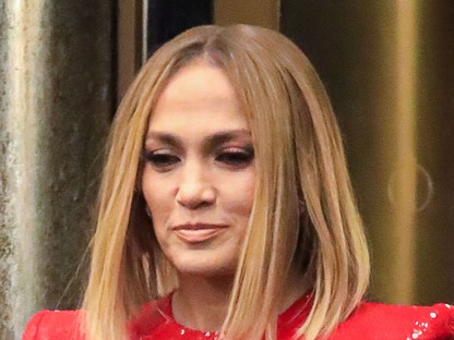 Jennifer Lopez a világ legkényelmetlenebb ruhájában is egy szexbomba