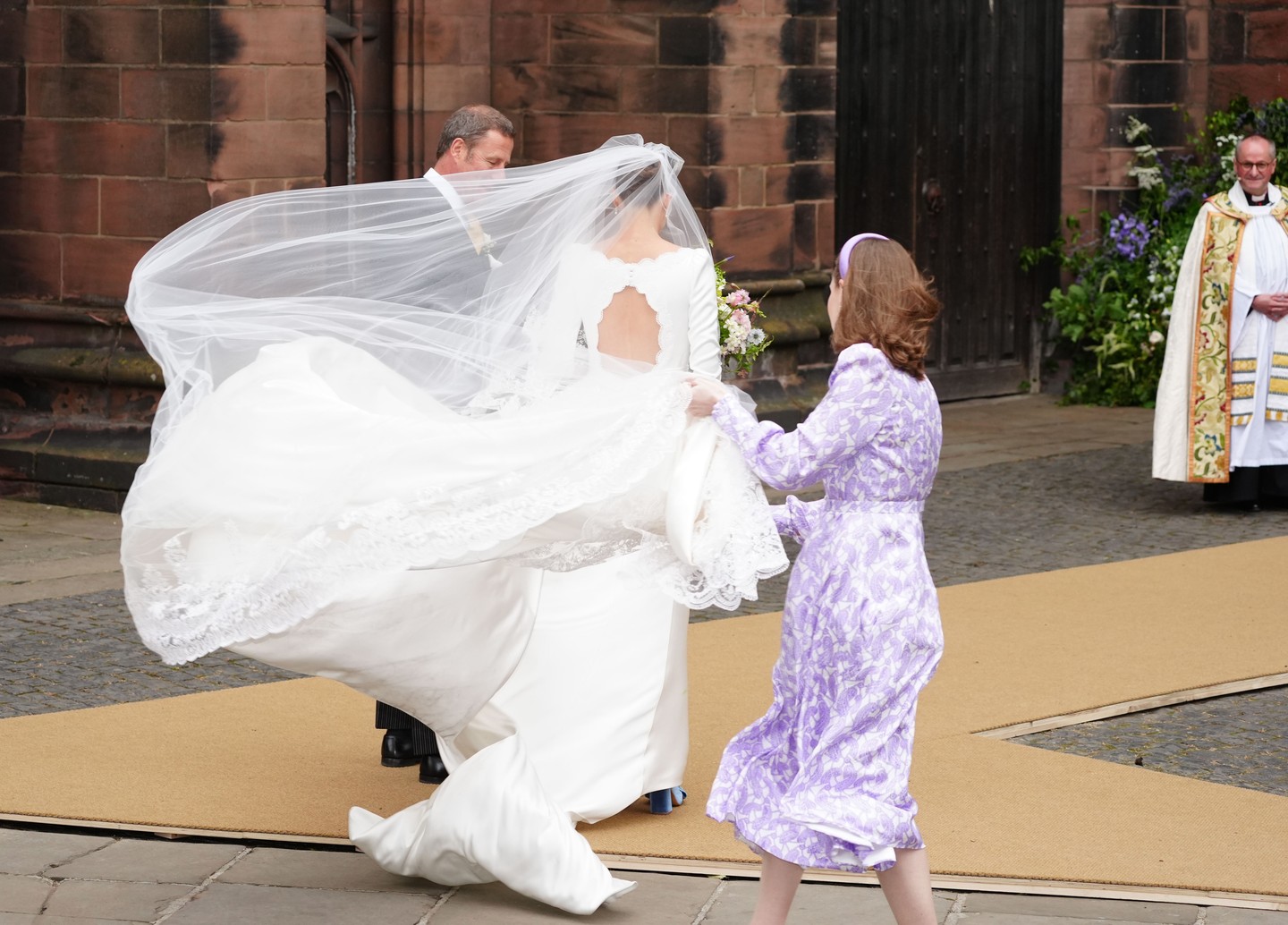 Az idő nem volt túl kegyes az ifjú párhoz, de ők végig boldogan mosolyogtak