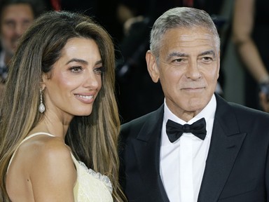 Amal Clooney vakítóan gyönyörű ruhában jelent meg: nem akárkivel találkozott George Clooney felesége