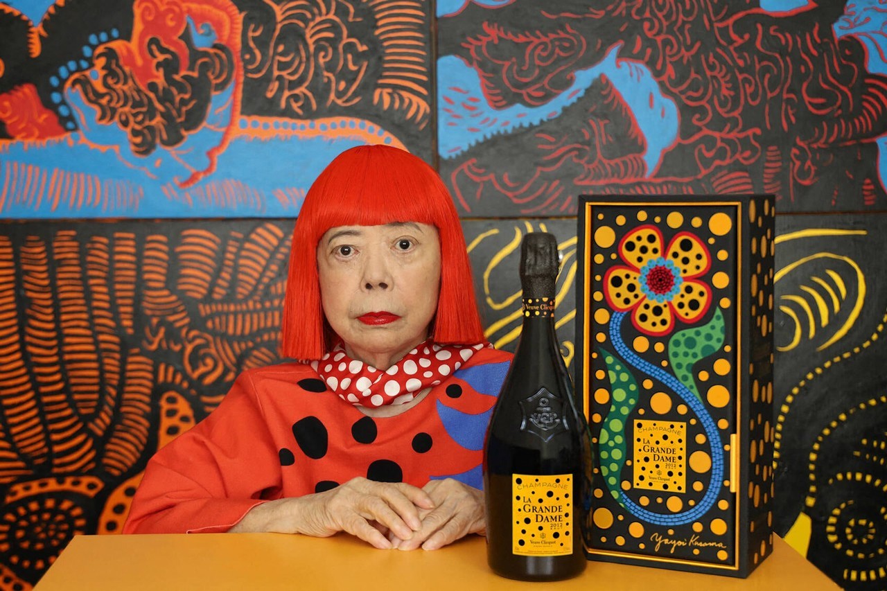 Yayoi Kusama és az általa tervezett új Veuve Clicquot pezsgősüveg