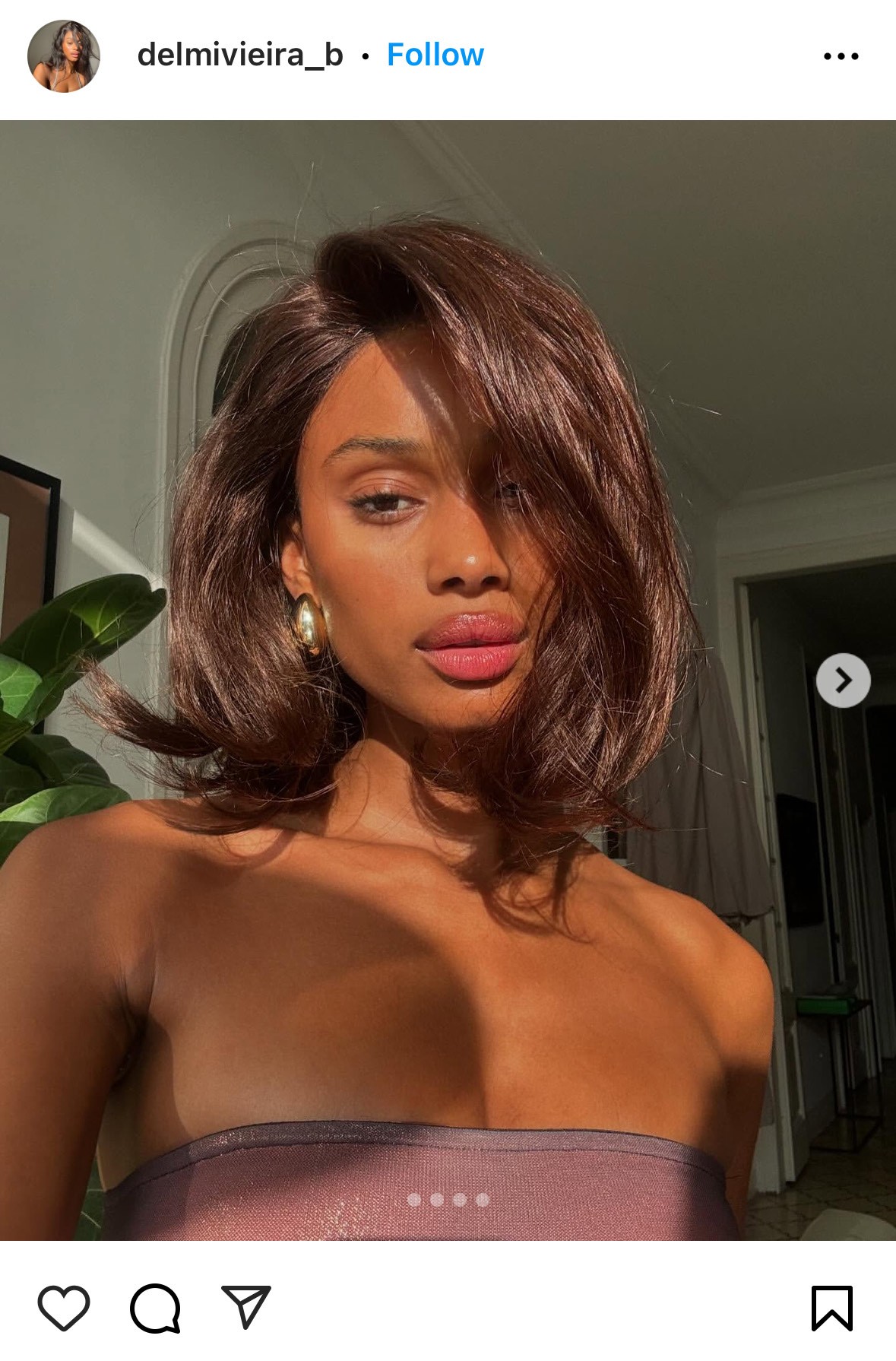 Rugalmas, volumennel ellátott Charlotte vágás