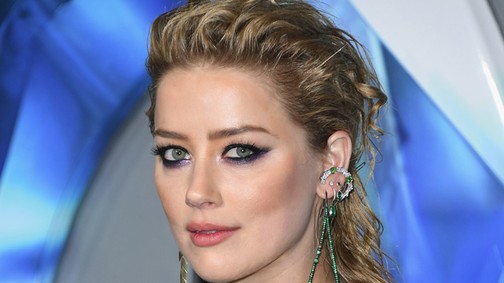 Amber Heard fenékvillantós ruhában büszkélkedik
