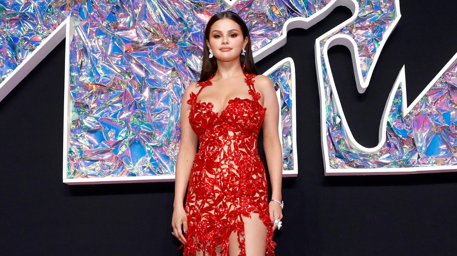 Selena Gomez merész ruhaválasztásaival újra és újra felrobbantja az internetet