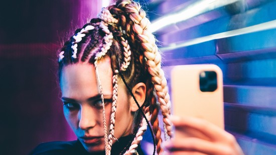 Kérdezd inkább a ChatGPT-t? – A közösségi média és AI hatása a gyerek-szülő bizalomra