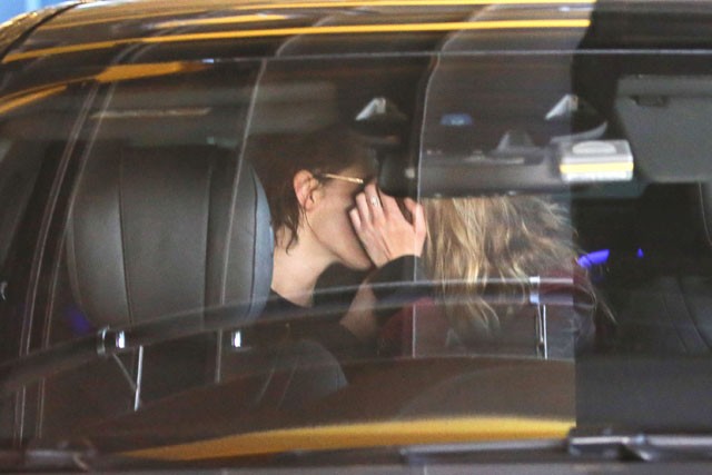 Kristen Stewart és Stella Maxwell csókot vált