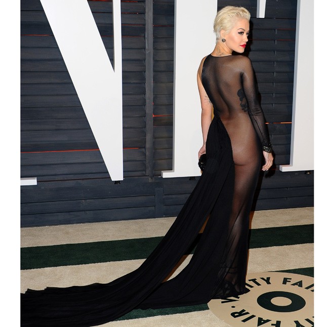 Innen meg látszik a popsija (Donna Karan kreáció)