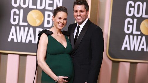 Megszülettek a 48 éves Hilary Swank ikerbabái, édesen tudatta a rajongókkal