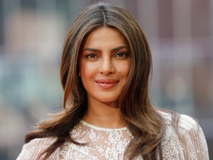 Brutálisan szexi: Priyanka Chopra megmutatta, hogyan kell viselni a csipkeoverallt és most azonnal veszek is egyet!