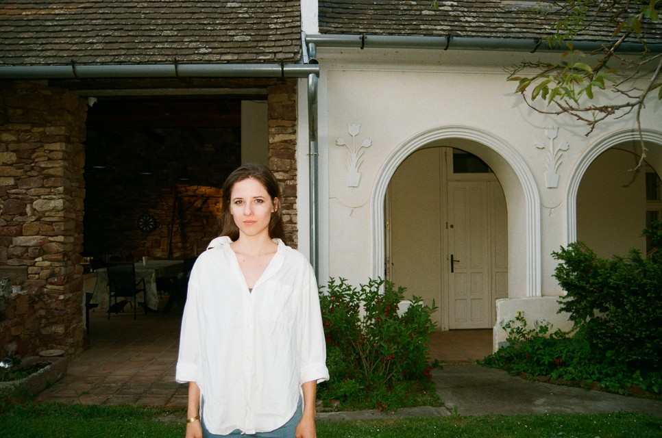 Ha érdekel az irodalom és a pszichológia kettőse, ragadtál már tollat, tervezed vagy rendszeresen hozol létre szöveget, bizonyára találkoztál már Jakobovits Kitti szakpszichológus és irodalomterapeuta munkásságával