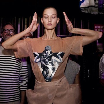 Karlie Kloss táncra perdült Jean Paul Gaultier előtt.