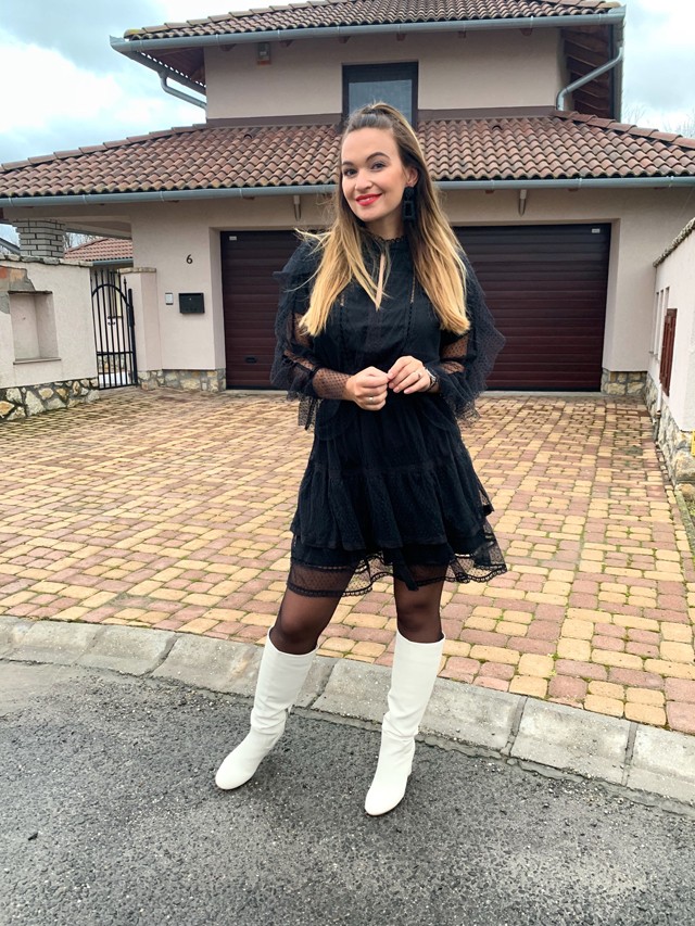 Dombai Laura egy nagyon csinos szettben indul a karácsonyi misére