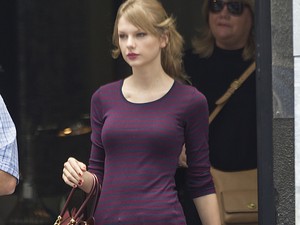 Taylor Swift rövidnadrágban shoppingol