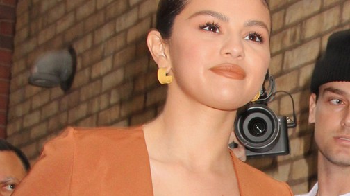 Selena Gomez új szettje láttán neked is a barna lesz ezentúl a kedvenc színed