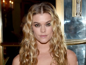 A legbénább melltartóviselés, vagy a legfurább ruha, amit látunk?