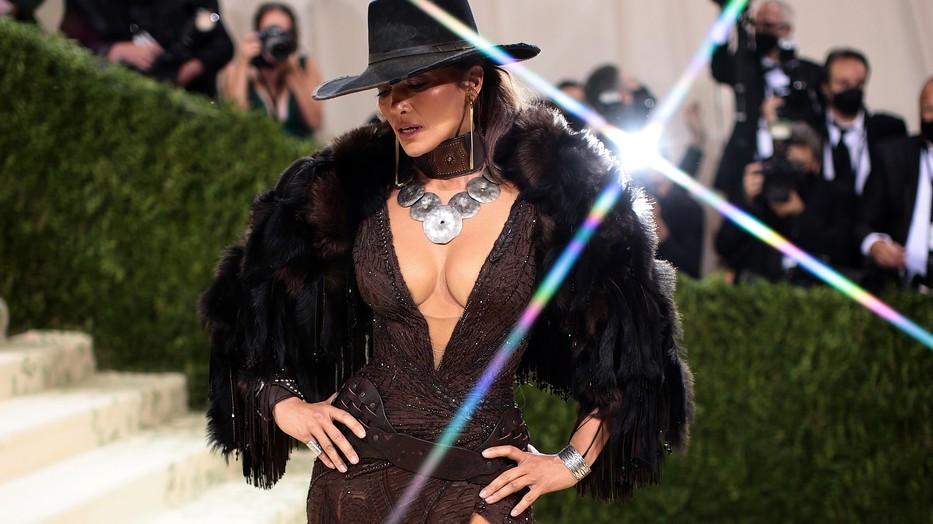 Jennifer Lopez bőr melltartóját nem érdemes dzseki alá rejteni