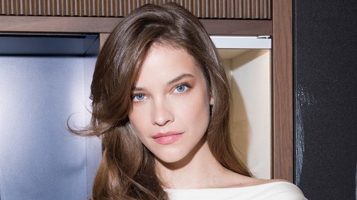 Palvin Barbara melltartó nélkül pózol a címlapon: szavunk is elakadt a dögös fotósorozattól