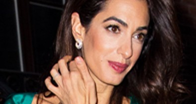 Amal Clooney minden negyvenes nőt lekörözött ezzel a ruhával