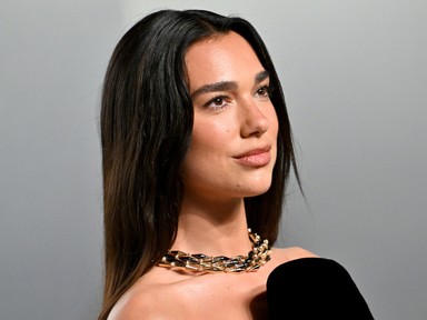 Dua Lipa pikáns szettjétől a lélegzeted is eláll, nem akármilyen darabot vállalt be a vörös szőnyegen