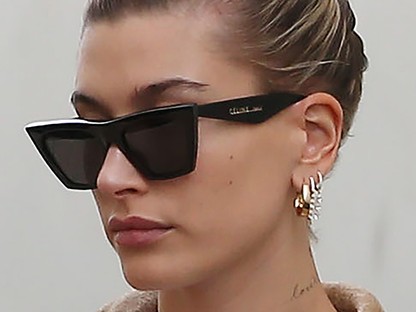 Nem, ez nem egy mém, Hailey Bieber tényleg ilyen óriáskabátban ment az utcára