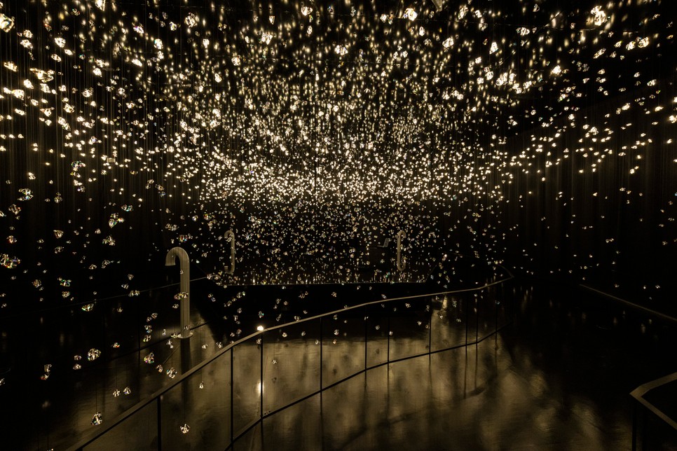 A Pulse Voronoi a Swarovski Kristallwelten múzeumban olyan hatást kelt, mintha a szíved ritmusára pulzáló csillagfényben járnál