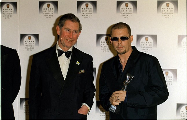 Az angol királyi udvar a mai napig nagy rajongója a divatháznak