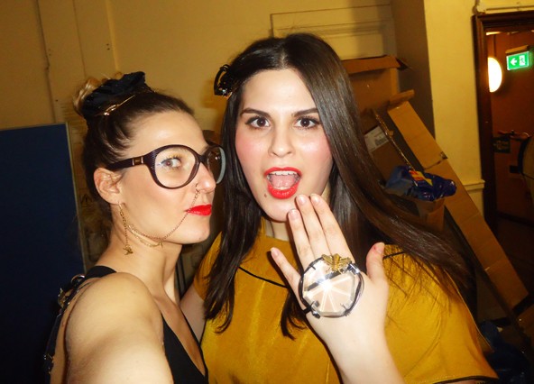 A Pauline et Julie tervezőjével a ruhájukban