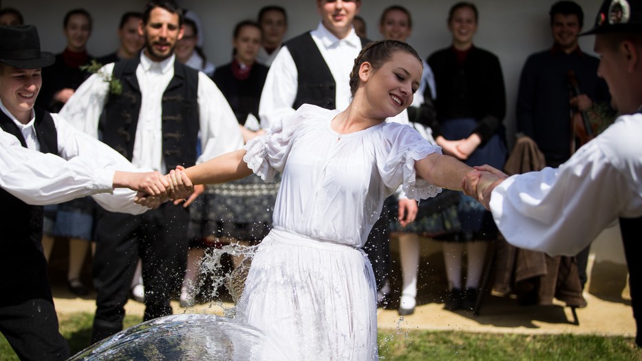 A locsolkodás hangulatát a mosonmagyaróvári Lajta Néptáncegyüttes táncosai elevenítik meg