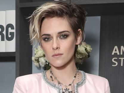 Kristen Stewart kirakta a mellét ebben a babarózsaszín Chanel ruhában