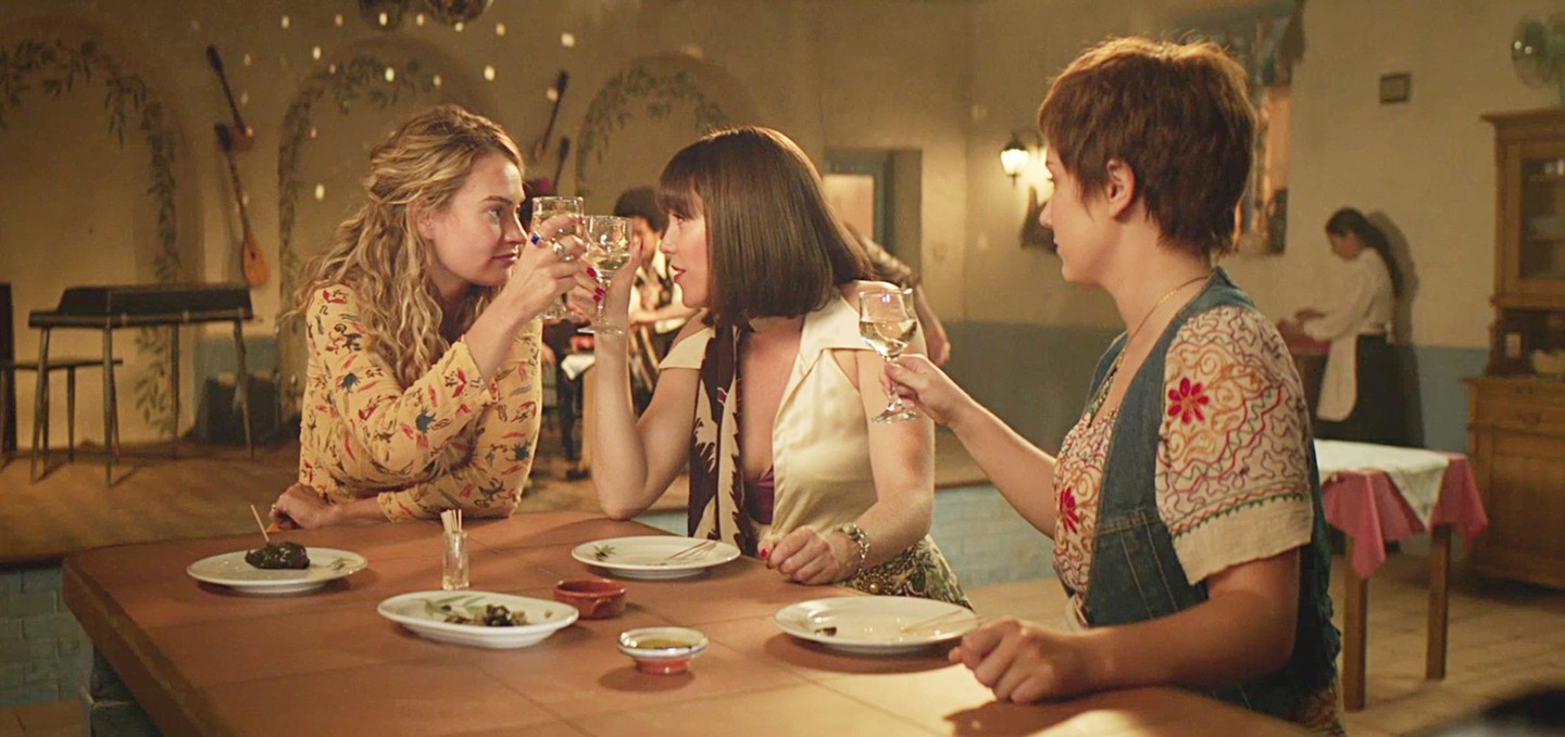 A 2018-as, Abba slágerekre építő Mamma Mia! - Sose hagyjuk abba 10 évvel az első mozifilm debütálása után érkezett, hogy romantikus előzménytörténetet adjon a 2000-es évek egyik legromantikusabb vígjátékához. Ha elmerülnél Görögország csodás atomszférájában, néhány napig még megteheted, mielőtt szépen lassan kikerül a Netflix virtuális videótárából.