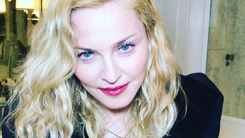 Madonna fehér lovon vonult be saját szülinapi bulijára!