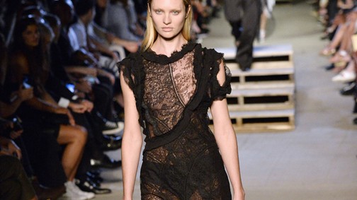 Hatalmasat esett Candice Swanepoel a Givenchy bemutatóján