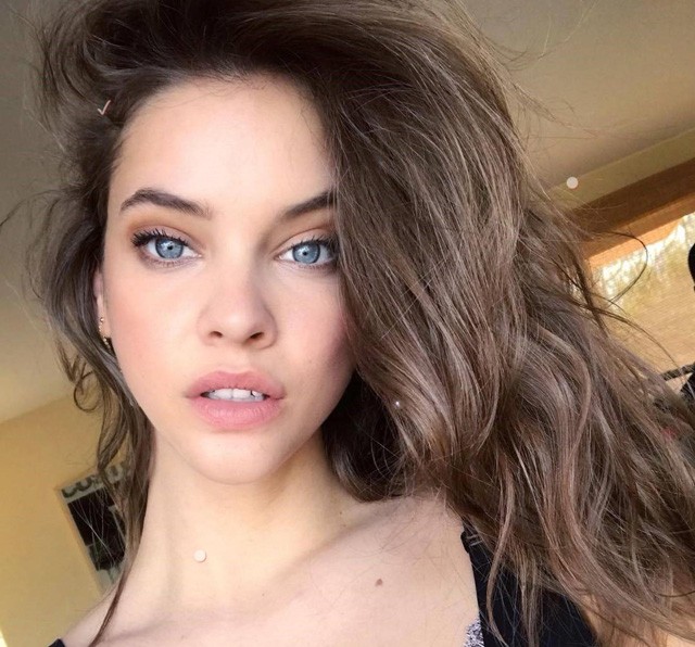 Palvin Barbi szexi szelfije