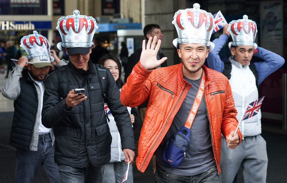 Károly koronáza divatba hozta a koronaviselést, mindenki számára