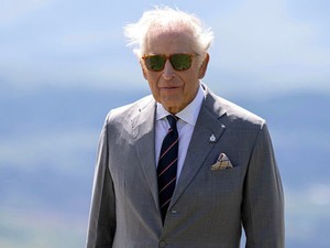 Bennfentes árulta el, milyen apa Károly király, amikor nem látják a kamerák