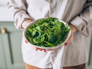 Megjött és most folyton fáradt vagy? Ezeket az ételeket edd a menstruációd alatt a dietetikus szerint