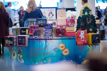 Ha utazol, gondoskodj arról, hogy mindig képben legyél a Heinemann Duty Free üzlet különleges kozmetikai ajándékcsomagjaival kapcsolatban! Lepd meg szeretteid, vagy akár magadat!