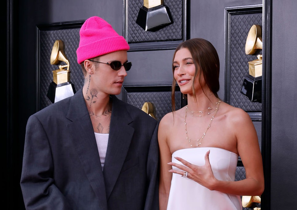 Justin Bieber és Hailey Bieber 2022-ben Las Vegasban a 64. Grammy-gálán