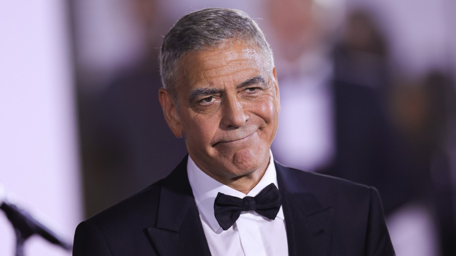 George Clooney barna hajjal és elegáns napszemüvegben már alig emlékeztet a jól ismert hollywoodi sármőrre