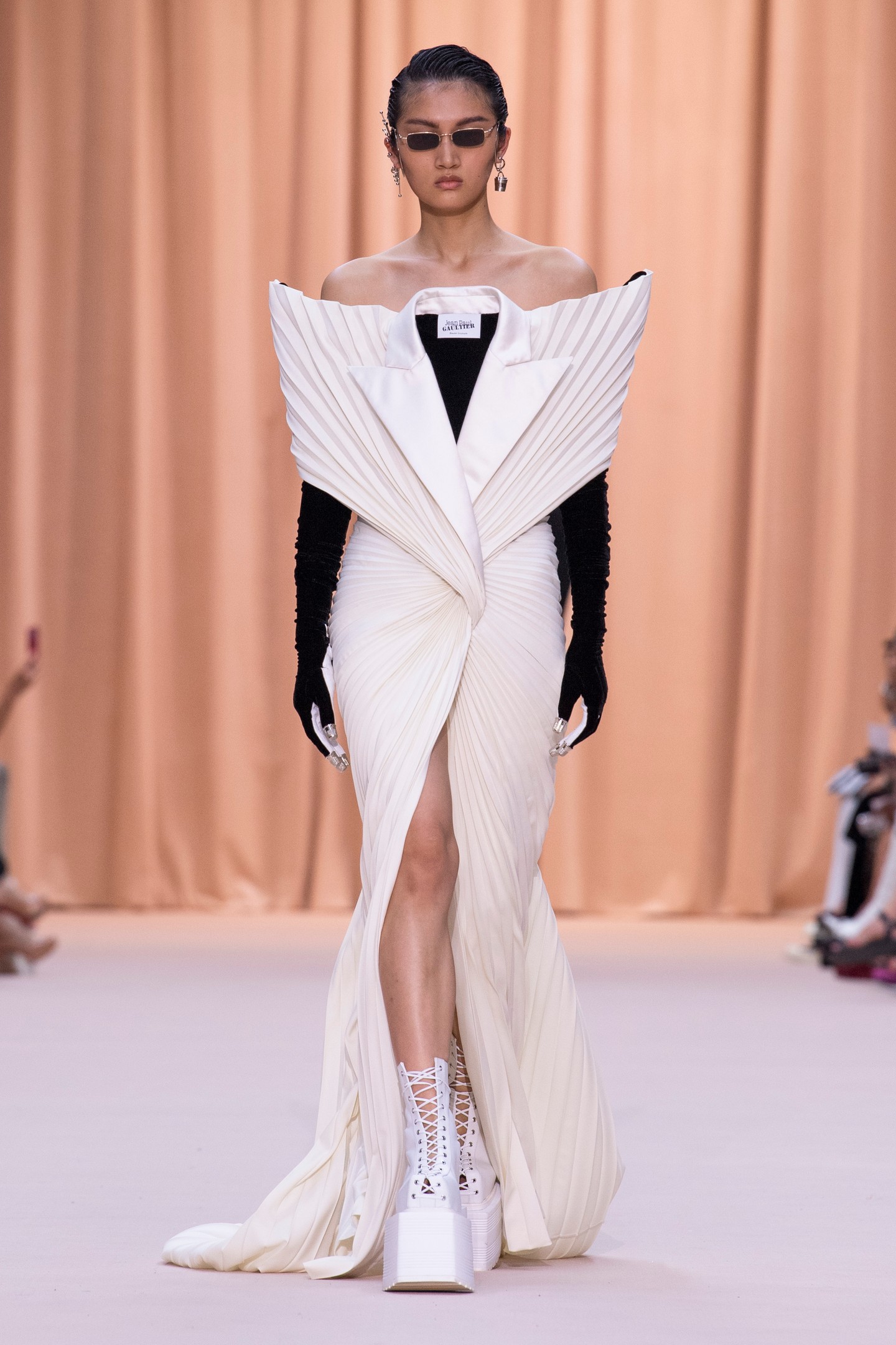 Örökbefogadott gyerekként nőtt fel, most a Jean Paul Gaultier divatháznak tervezett haute couture kollekciót - Olivier Rousteing szárnyal