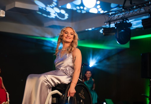 „Elmeséli, hogy már ő sem látja saját magában a nőt, és te csak nyeled a könnyeidet” - Halász Éva divattervező kerekesszékes lányoknak tervezett meseszép ruhákat